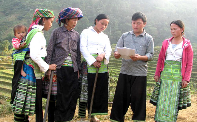 án bộ thôn Tà Xùa, xã Bản Công, huyện Trạm Tấu tuyên truyền, phổ biến pháp luật cho người dân.