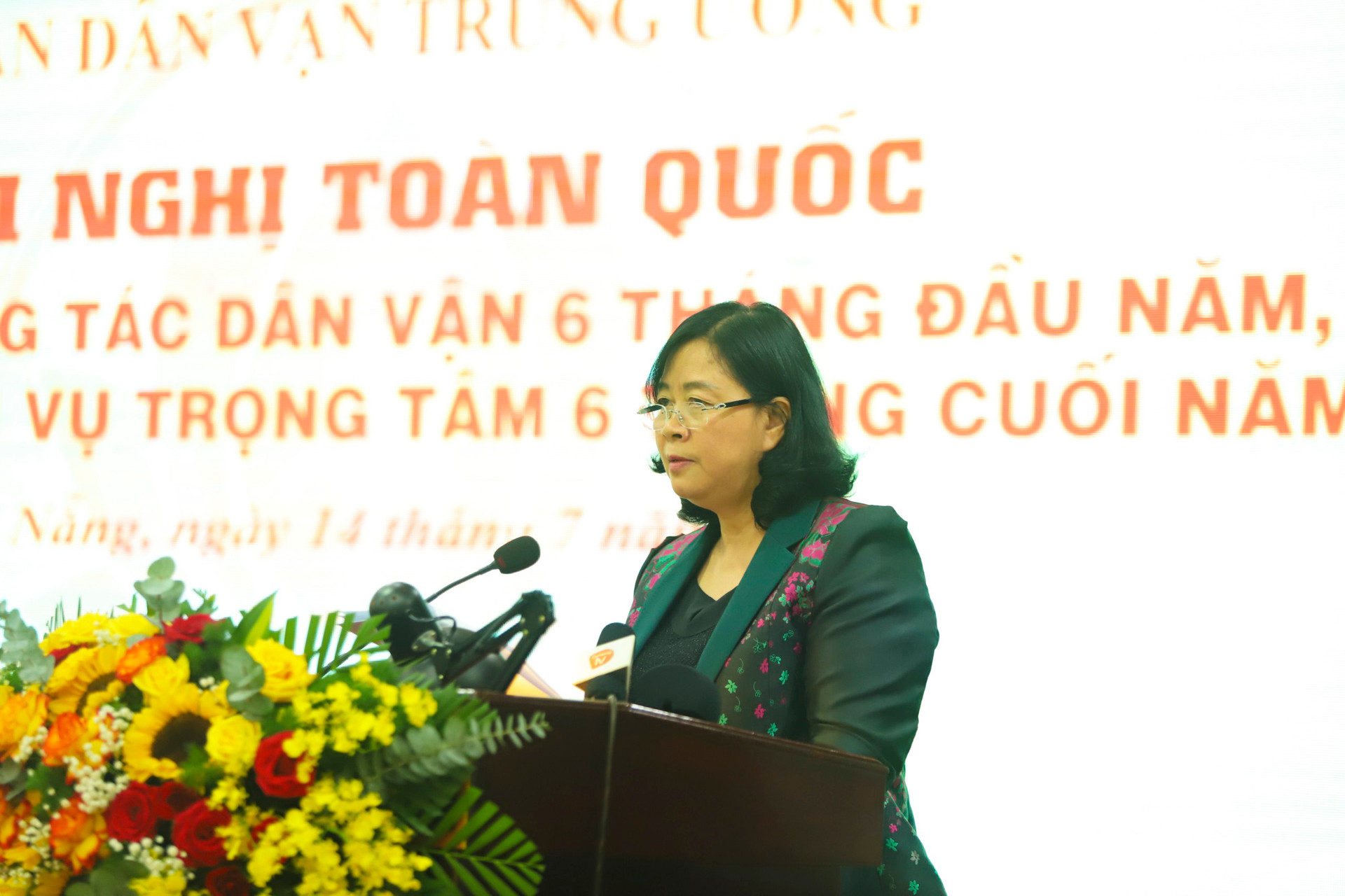 Bí thư Trung ương Đảng, Trưởng Ban Dân vận Trung ương Bùi Thị Minh Hoài phát biểu tại Hội nghị.