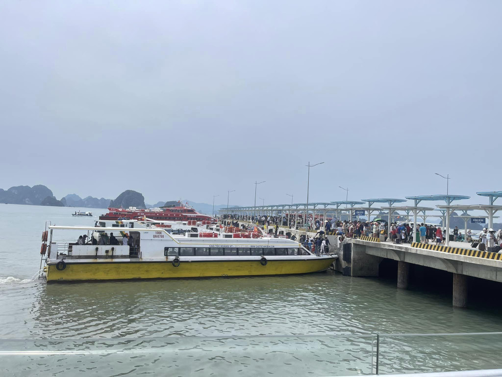 Du khách di chuyển từ các tuyến đảo về Cảng tàu khách quốc tế Ao Tiên (huyện Vân Đồn) trong ngày 16/7. Ảnh: Báo Quảng Ninh