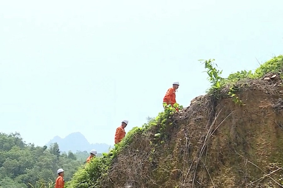 Điện lực Na Hang (PC Tuyên Quang) kiểm tra hành lang lưới điện trên địa bàn.