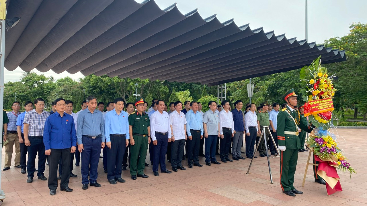 Chủ tịch Quốc hội Vương Đình Huệ và đoàn công tác dâng hoa tại Di tích Quốc gia đặc biệt Thành cổ Quảng Trị.