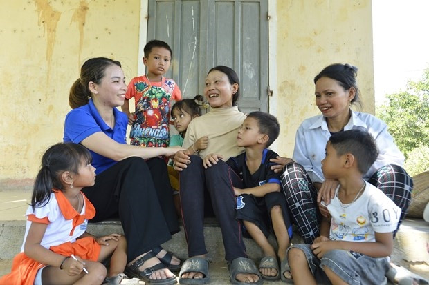Cô giáo Mai Thị Lâm tuyên truyền, vận động phụ huynh và bà con người dân tộc Hrê cho con đi học.