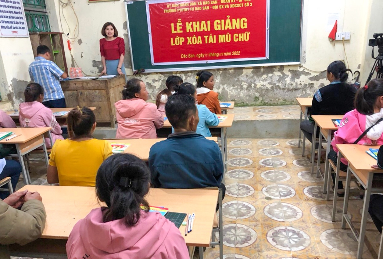 Lễ khai giảng lớp xóa mù chữ ở Dào San, Phong Thổ, tỉnh Lai Châu.