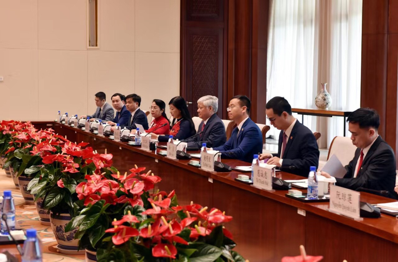 Đoàn đại biểu cấp cao Uỷ ban Trung ương MTTQ Việt Nam làm việc với đồng chí Ngụy Tiểu Đông, Chủ tịch Chính Hiệp thành phố Bắc Kinh.