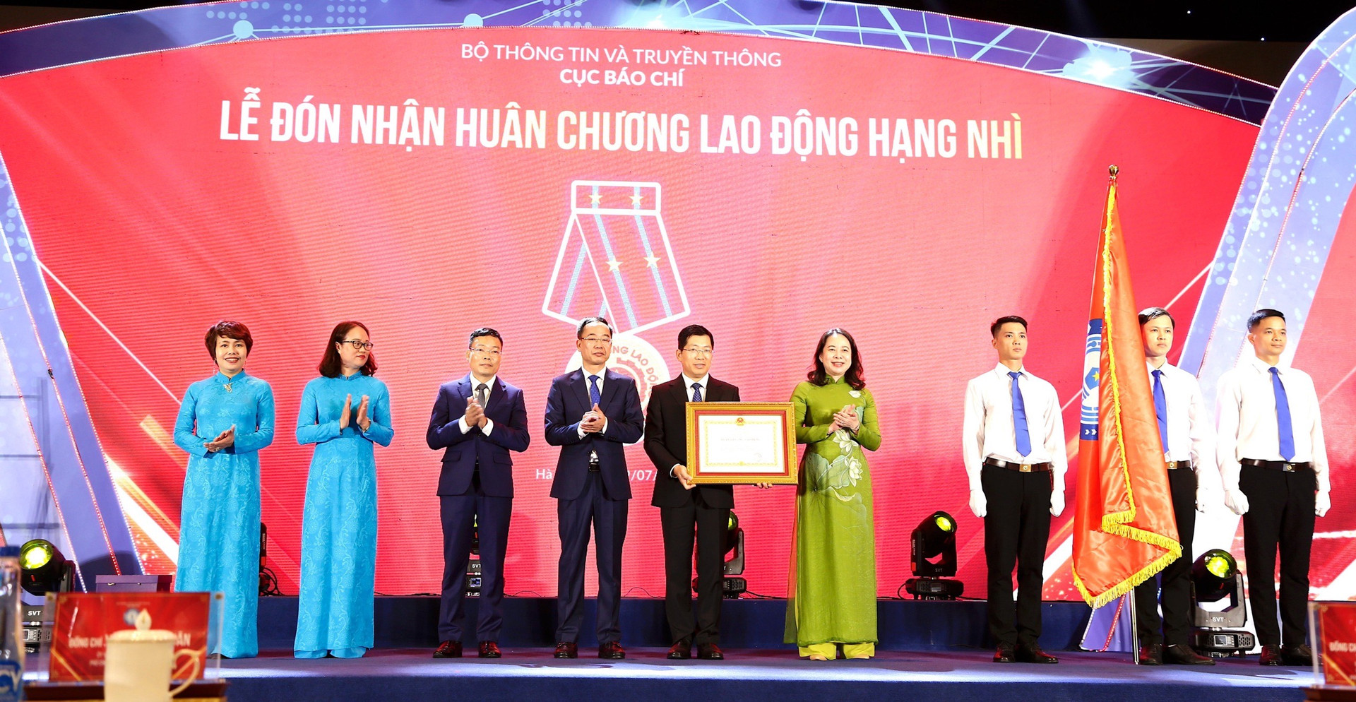 Ủy viên Ban Chấp hành Trung ương Đảng, Phó Chủ tịch nước Võ Thị Ánh Xuân trao Huân chương Lao động hạng Nhì của Chủ tịch nước cho Cục Báo chí.