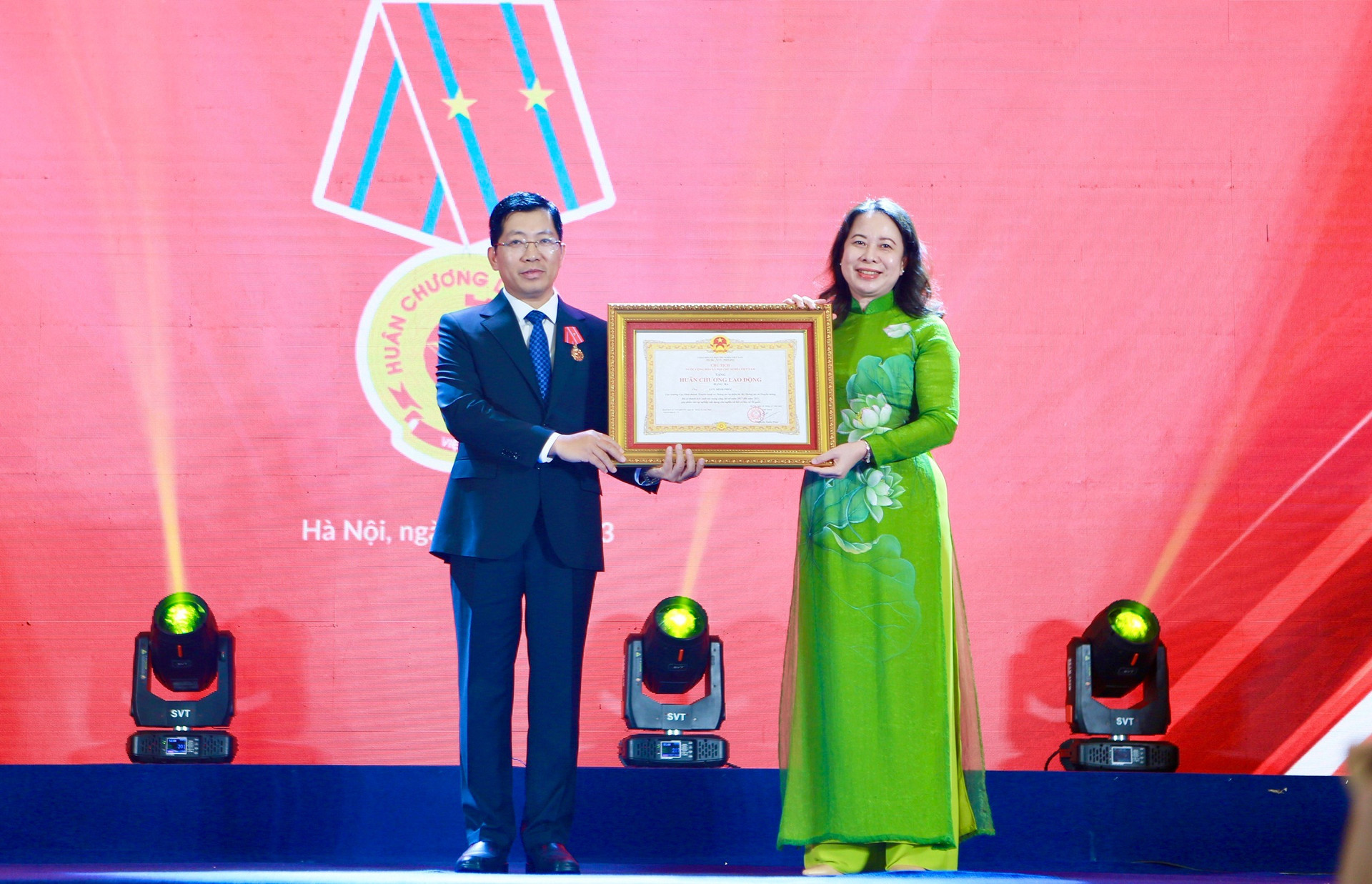 Phó Chủ tịch nước Võ Thị Ánh Xuân trao Huân chương Lao động hạng Ba cho ông Lưu Đình Phúc, Cục trưởng Cục Báo chí.