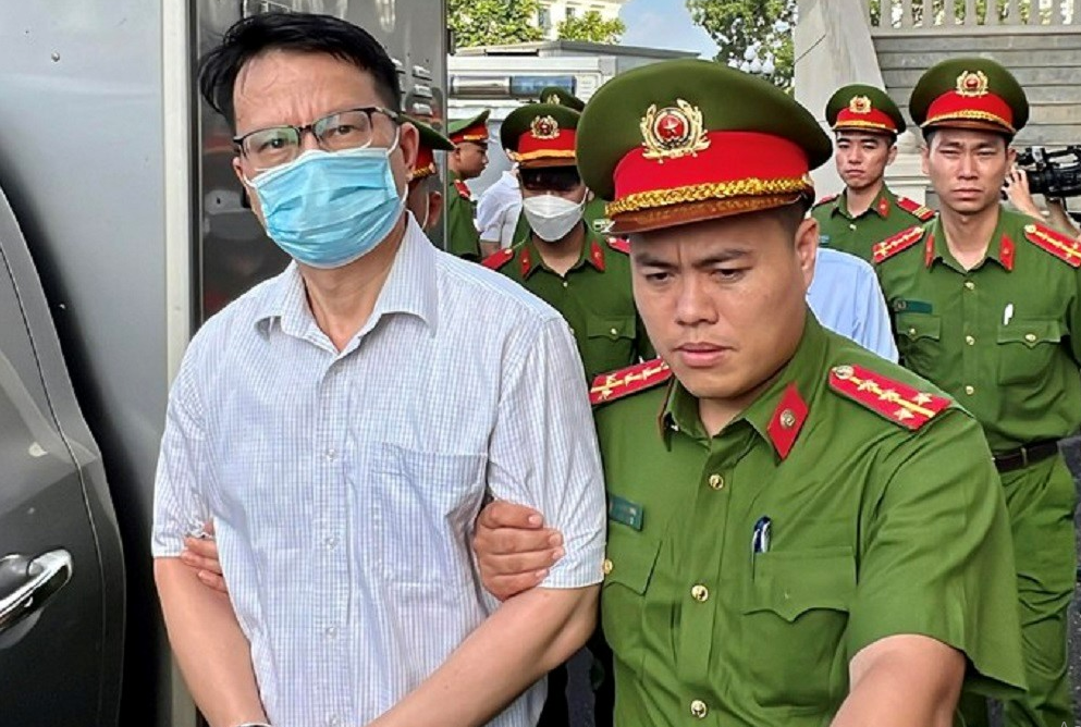 Cựu Đại sứ tại Malaysia Trần Việt Thái được dẫn giải tới tòa.