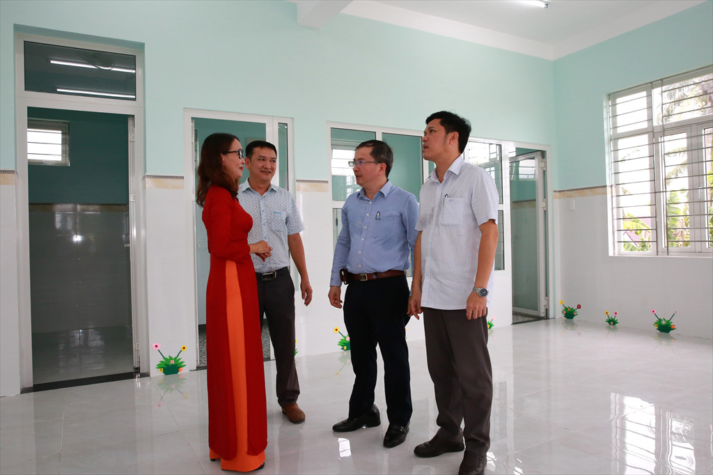 Lãnh đạo huyện Nghĩa Hành, Công ty BSR và đại diện nhà trường thăm quan các lớp học mới.