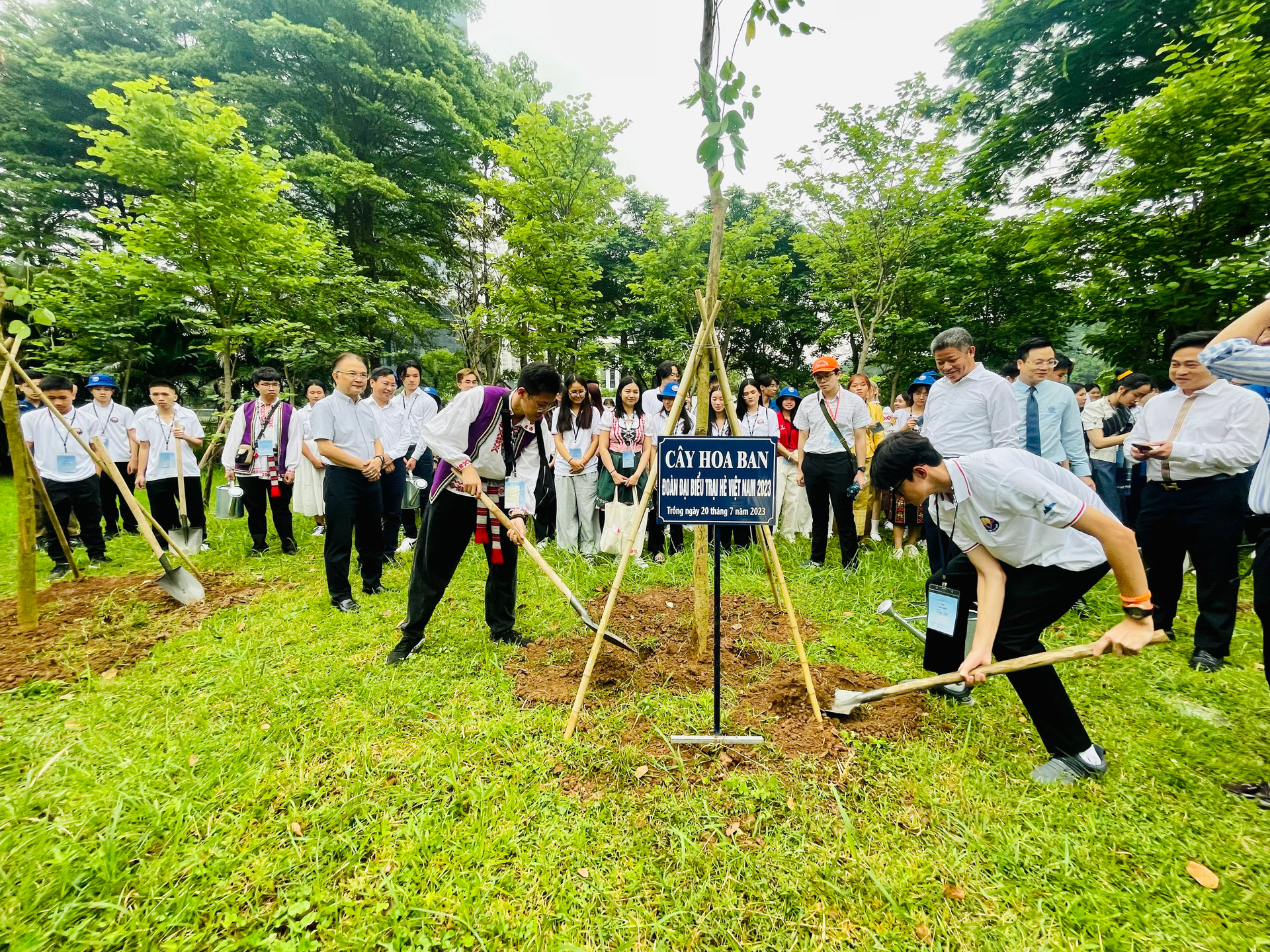 Các trại sinh tham gia trồng cây lưu niệm tại trụ sở Bộ Ngoại giao.