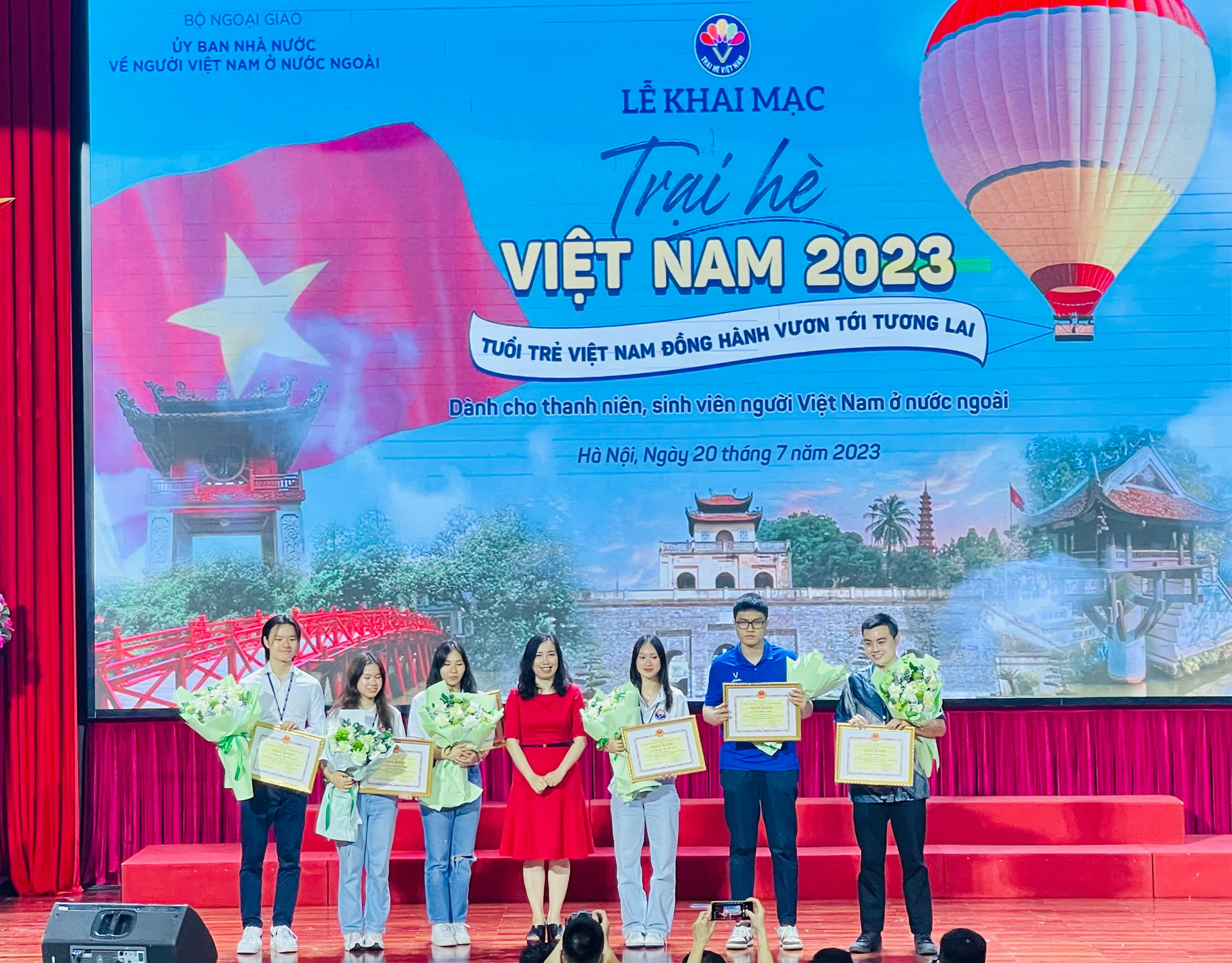 Thứ trưởng Bộ Ngoại giao Lê Thị Thu Hằng cũng đã trao phần thưởng cho 6 trại sinh có thành tích đặc biệt xuất sắc.