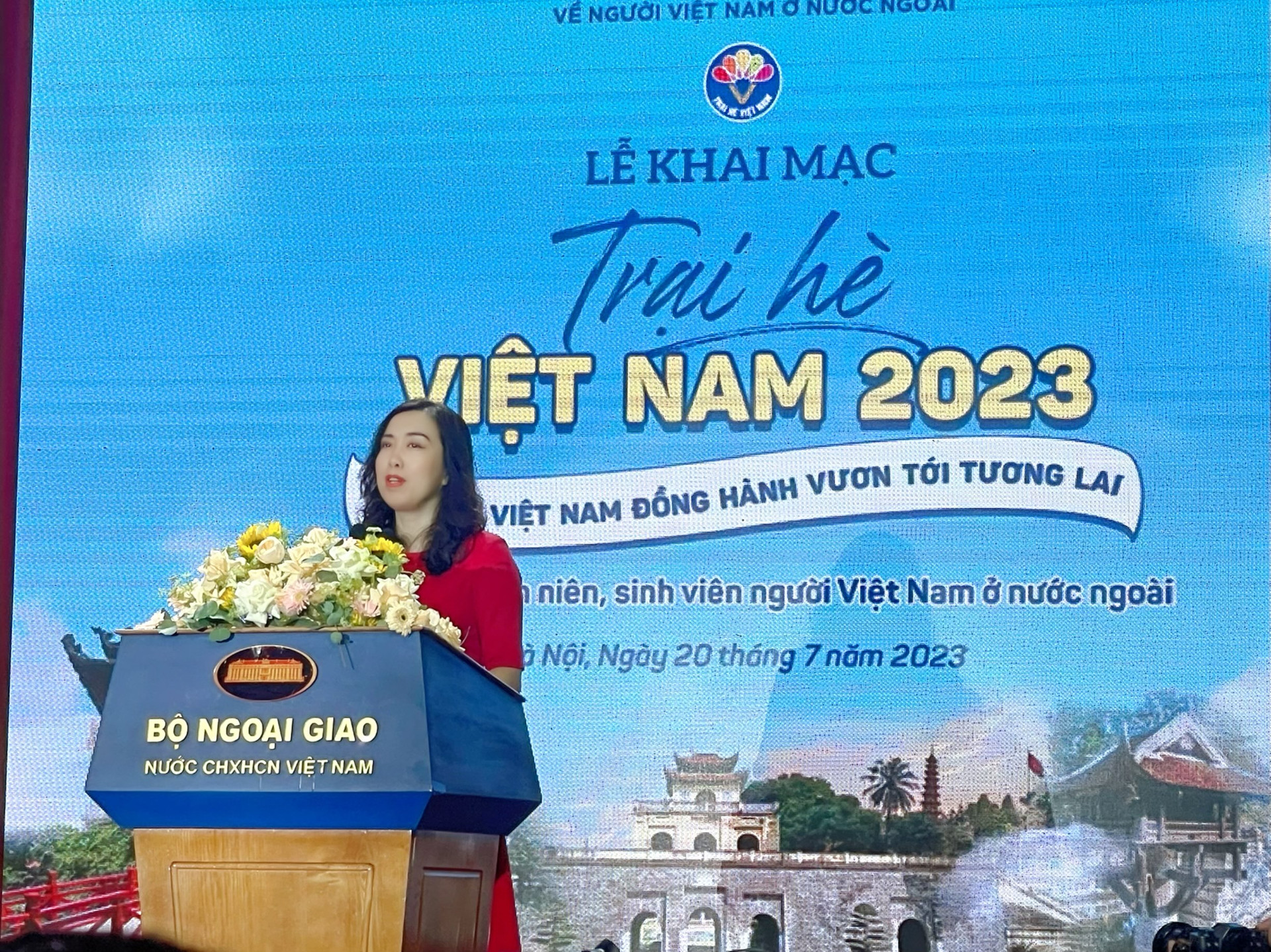 Bà Lê Thị Thu Hằng, Thứ trưởng Bộ Ngoại giao, Chủ nhiệm Ủy ban Nhà nước về NVNONN phát biểu tại buổi lễ.