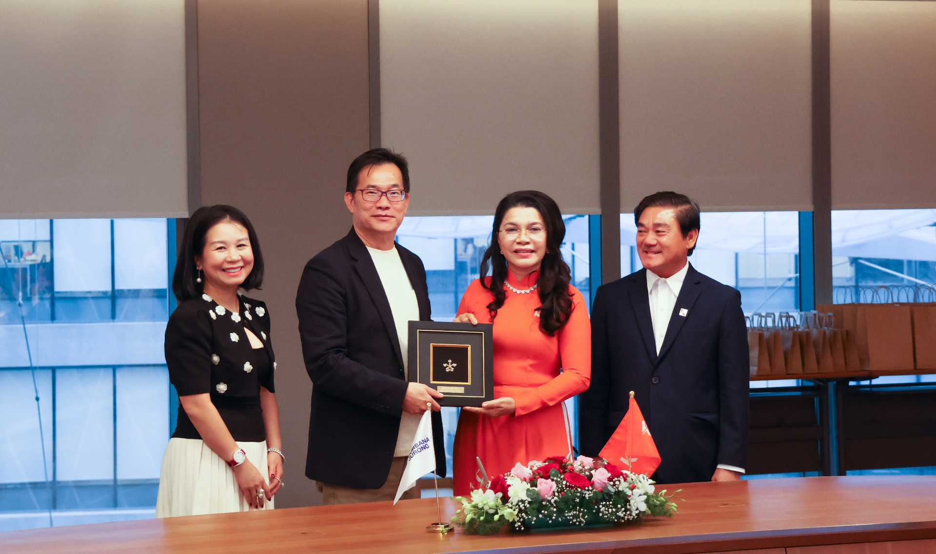 Lãnh đạo Tập đoàn Surbana Jurong tặng quà lưu niệm đến lãnh đạo Kim Oanh Group thay cho lời chúc mừng và cam kết hợp tác thành công.