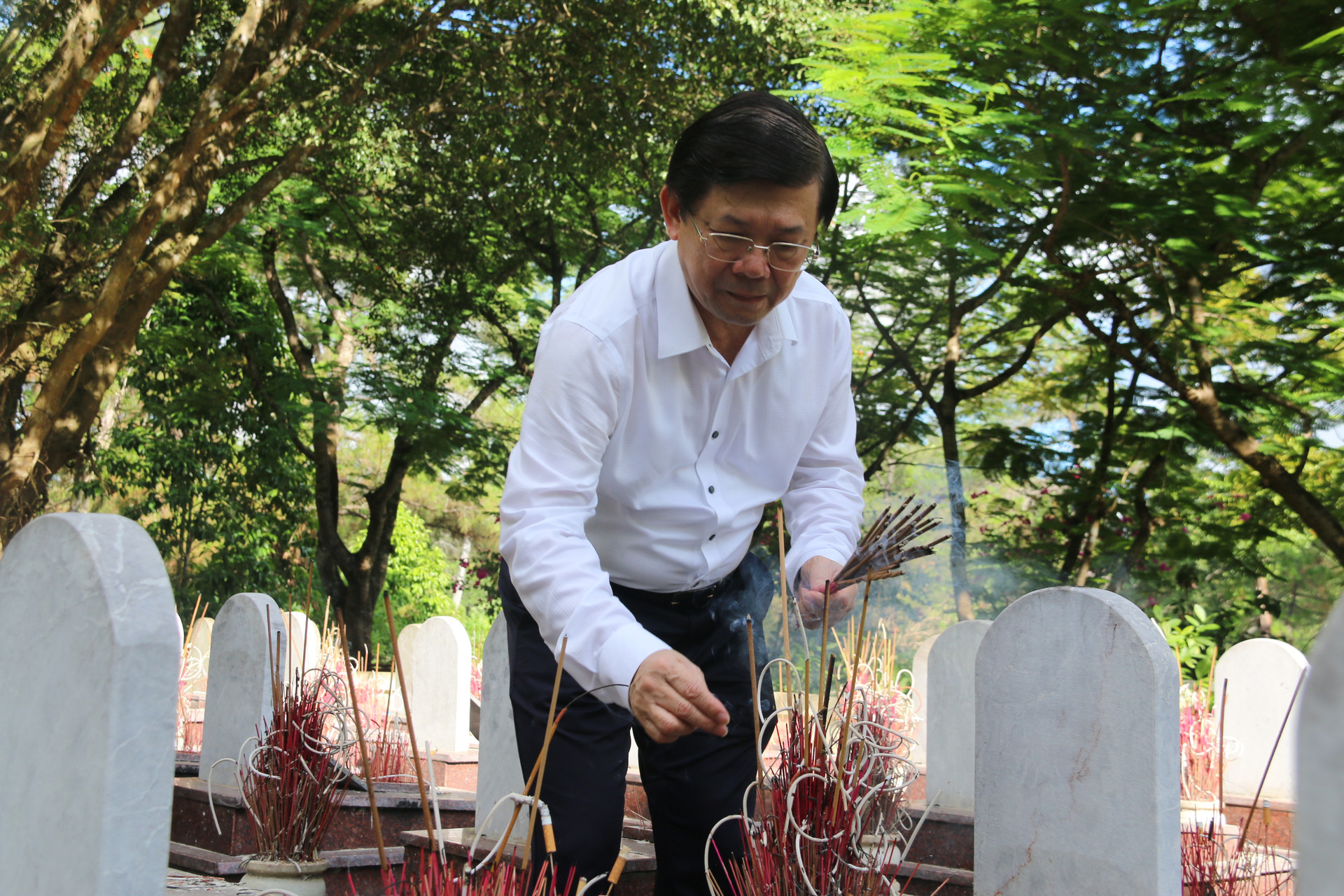 Đoàn dâng hương, dâng hoa viếng anh hùng liệt sĩ tại Nghĩa trang Liệt sĩ Quốc gia Trường Sơn.