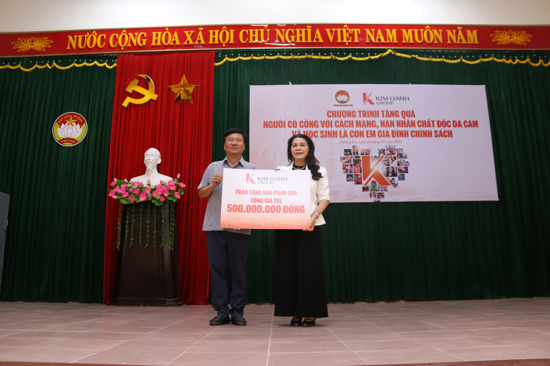 Đại diện Quỹ từ thiện Kim Oanh trao biểu trưng 500 phần quà.