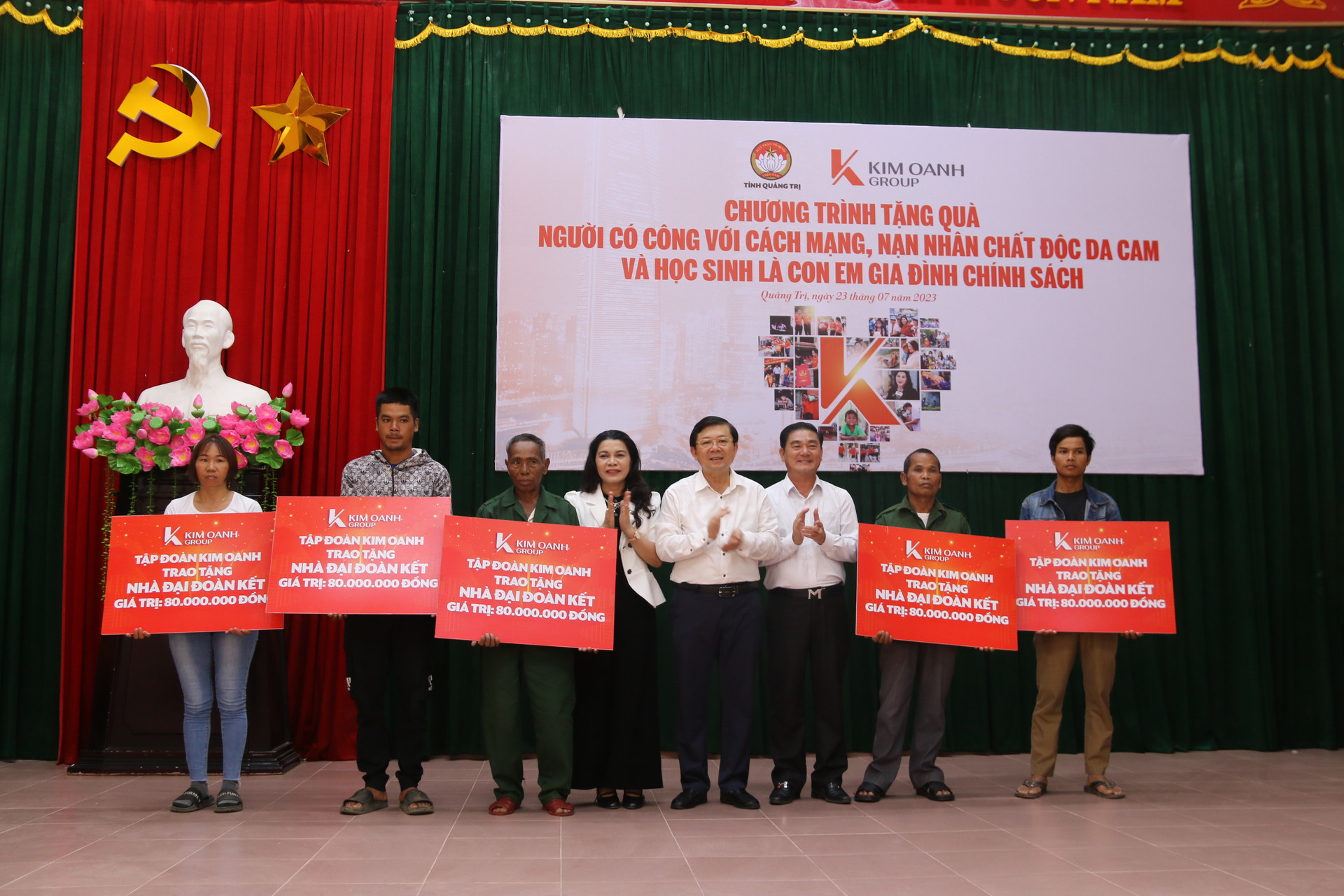 Quỹ từ thiện Kim Oanh trao biểu trưng nhà Đại đoàn kết cho các gia đình.