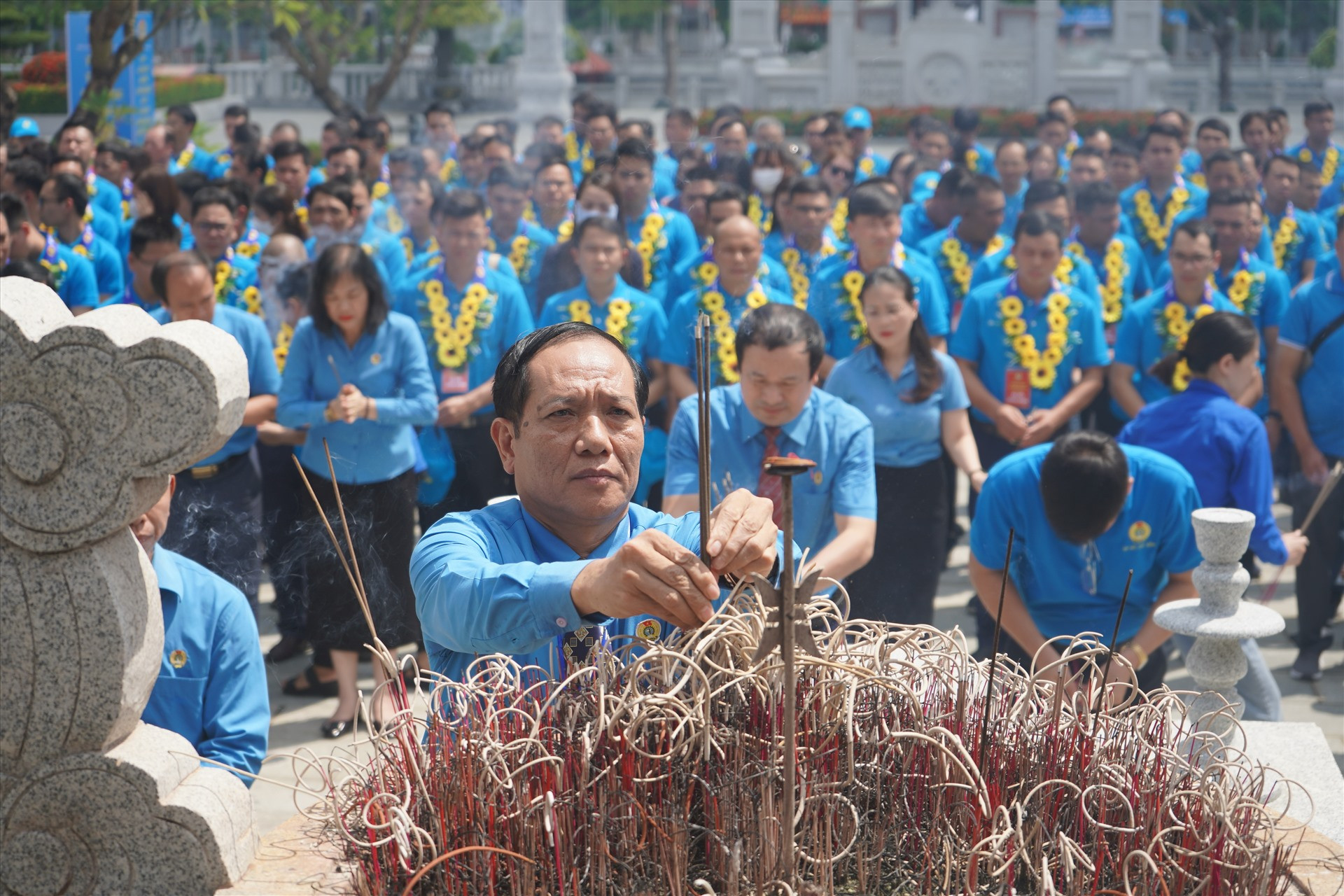 Đoàn đại biểu dâng hương đồng chí Nguyễn Đức Cảnh tại Nhà tưởng niệm tại xã An Đồng, An Dương, Hải Phòng. 