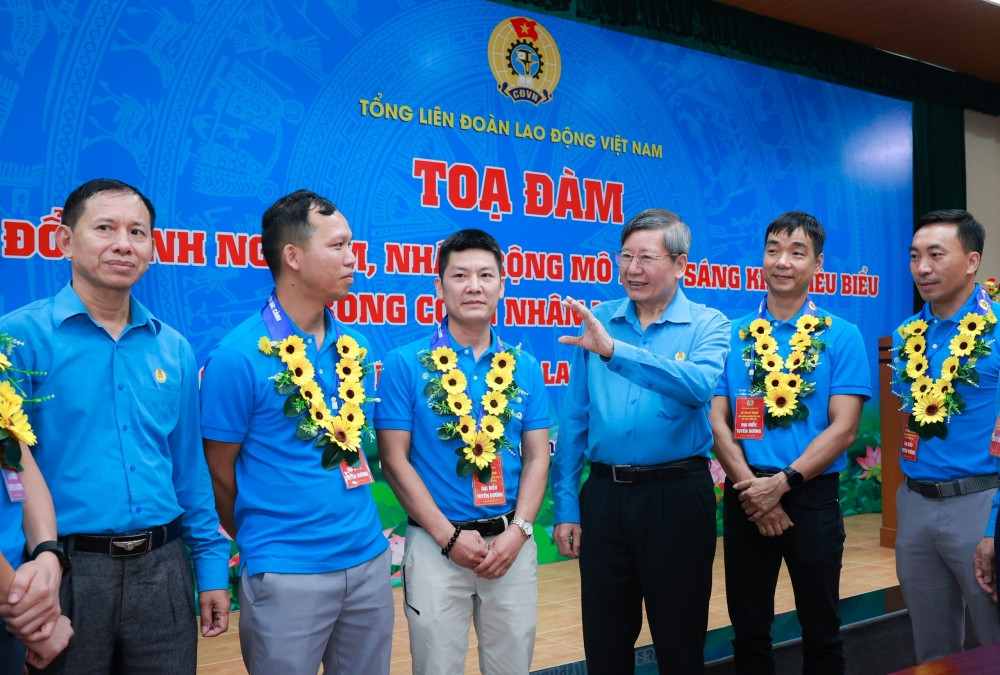 Phó Chủ tịch Thường trực Tổng LĐLĐ Việt Nam Trần Thanh Hải trò chuyện với công nhân tiêu biểu được trao tặng Giải thưởng Nguyễn Đức Cảnh lần thứ IV, năm 2023.