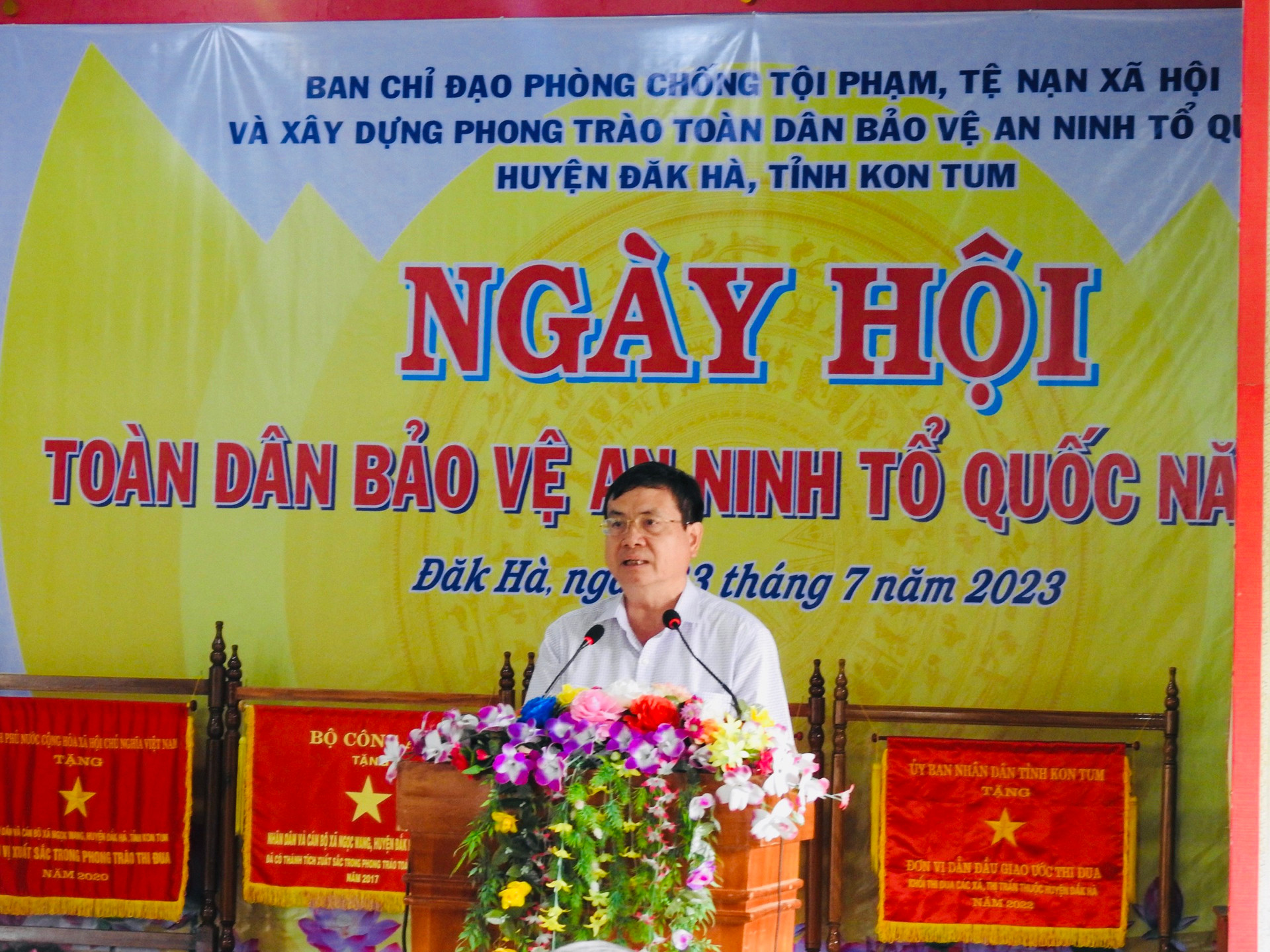 Ảnh này là ông Nguyễn Hữu Tháp, Phó Chủ tịch UBND tỉnh Kon Tum