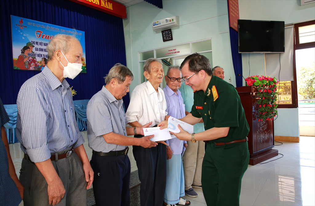 Phó Bí thư thường trực Đảng ủy, Thành viên HĐQT, Chủ tịch Hội Cựu chiến binh BSR Khương Lê Thành trao quà cho các gia đình chính sách, thương binh bệnh binh tại phường Trần Phú.
