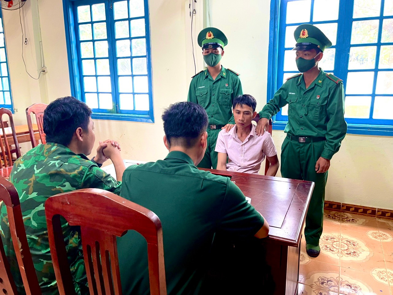 Lực lượng chức năng tiến hành làm việc với đối tượng Nguyễn Văn Năng.