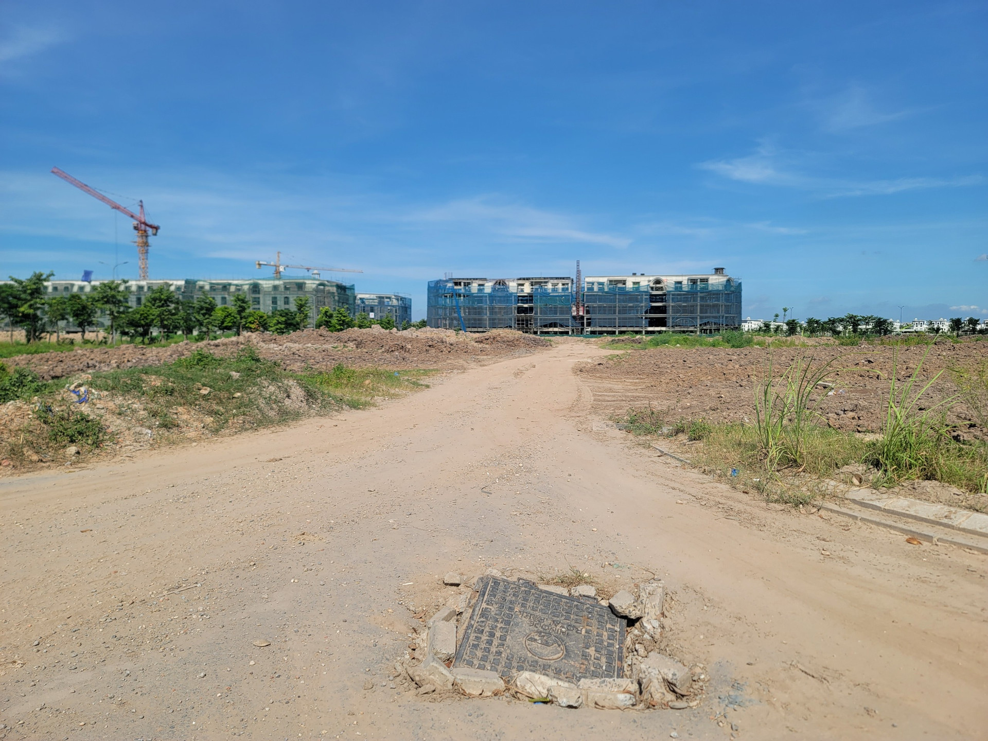 Trước đó, sau nhiều lần bị UBND Thành phố Hà Nội nhắc nhở vì không triển khai, tháng 06/2020, tại Hội nghị “Hà Nội 2020 - Hợp tác đầu tư và phát triển”, Khu đô thị Hinode Royal Park nhận quyết định chủ trương đầu tư mới.