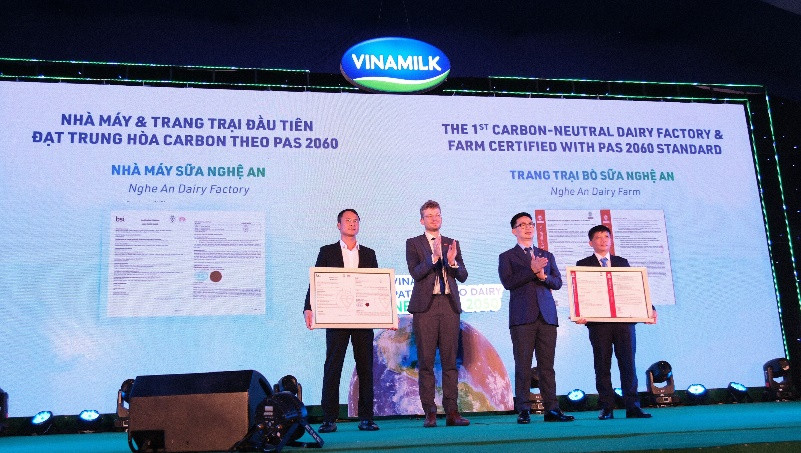Trang trại bò sữa Vinamilk Nghệ An là trang trại đầu tiên nhận chứng nhận về trung hòa Carbon (PAS2060:2014)