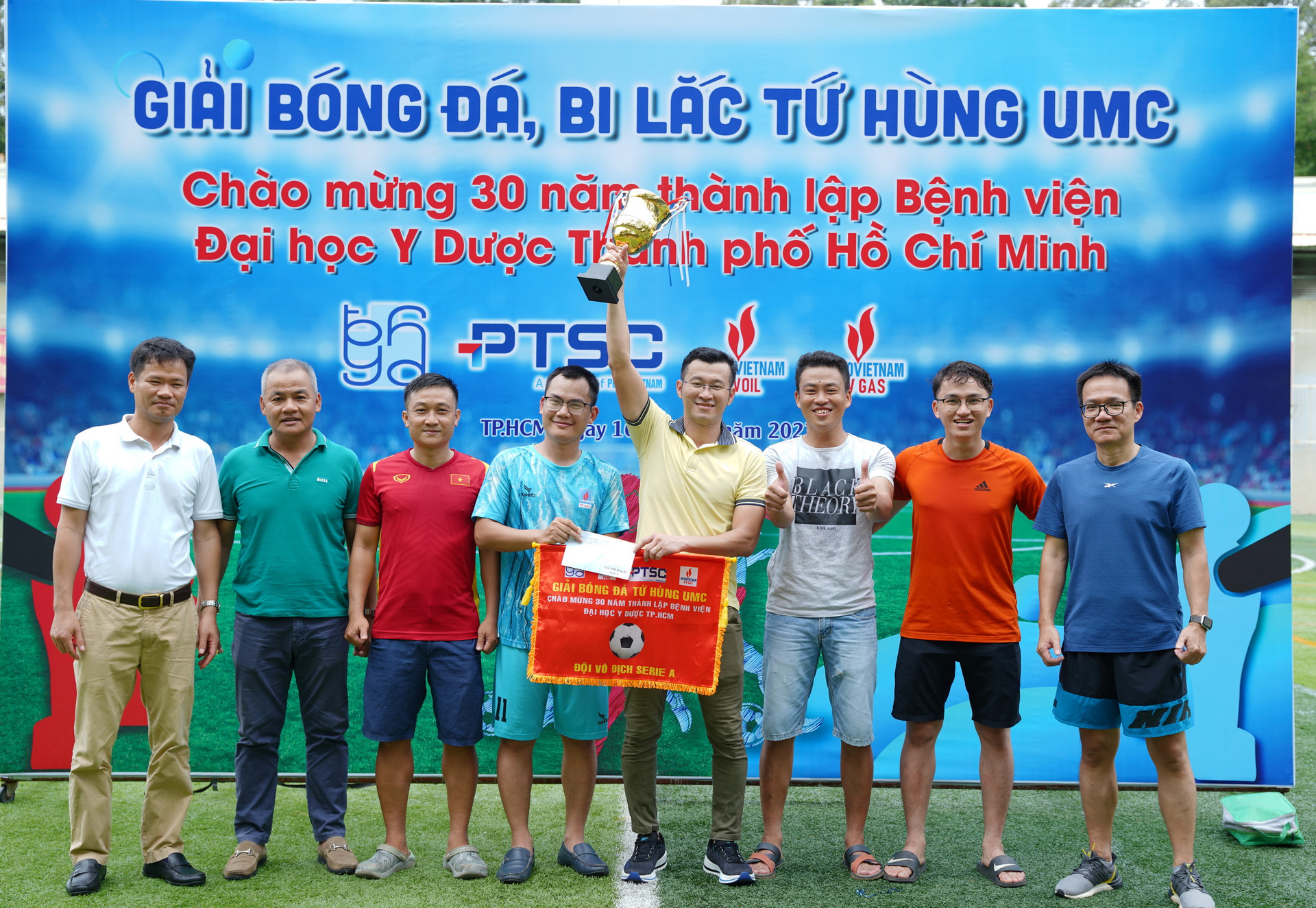 Đón nhận Cúp vô địch giải đấu, đội tuyển Cơ quan Điều hành PV GAS cũng nhận được những lời chúc mừng thân ái và đoàn kết.