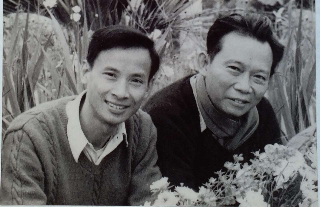 Nhà báo Hồng Châu, tức Thép Mới (bên phải) và nhà báo Cao Kim (Kim Toàn) - hai người từng đột nhập Sài Gòn, bí mật hoạt động báo chí giữa sào huyệt địch trong cuộc Tổng tiến công và nổi dậy Tết Mậu Thân, năm 1968.                                    (Ảnh chụp sau ngày giải phóng miền Nam, thống nhất đất nước).