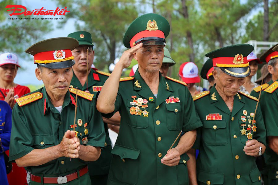 Nhưng hoạt động viếng anh hùng liệt sĩ tại các “địa chỉ đỏ” ở Quảng Trị vẫn luôn giữ được sự trang nghiêm, xúc động.