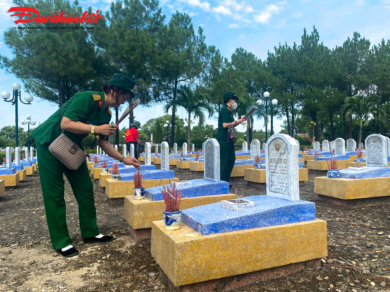 Sau khi thực hiện các nghi thức, thắp nén hương thơm lên mộ các anh hùng liệt sĩ.