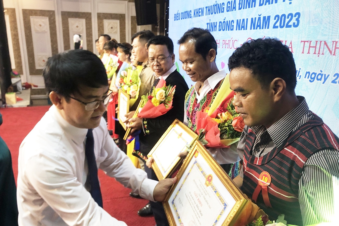 Ông Nguyễn Văn Khang, Trưởng ban Dân tộc tỉnh Đồng Nai trao tặng Giấy khen cho các gia đình DTTS tiêu biểu tại Hội nghị biểu dương năm 2023.