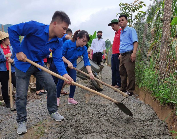 Đoàn thanh niên Công ty cổ phần tập đoàn Đèo cả phối hợp với thanh niên Cao Bằng ra quân tình nguyện hỗ trợ nhân dân xã Trương Lương, Hòa An, Cao Bằng làm đường giao thông nông thôn.