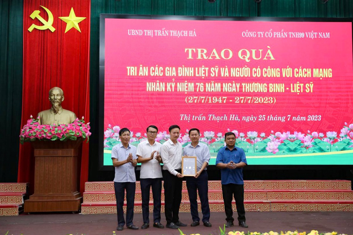 Công ty Cổ phần TNH99 Việt Nam trao quà tri ân tại Thị trấn Thạch Hà, Hà Tĩnh.