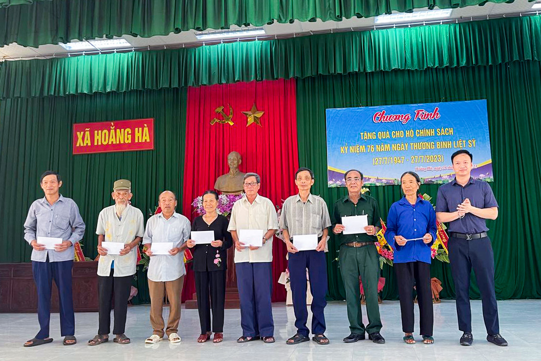Công ty dành tặng những món quà tới các hộ chính sách của xã Hoằng Hà, huyện Hoằng Hoá, tỉnh Thanh Hoá
