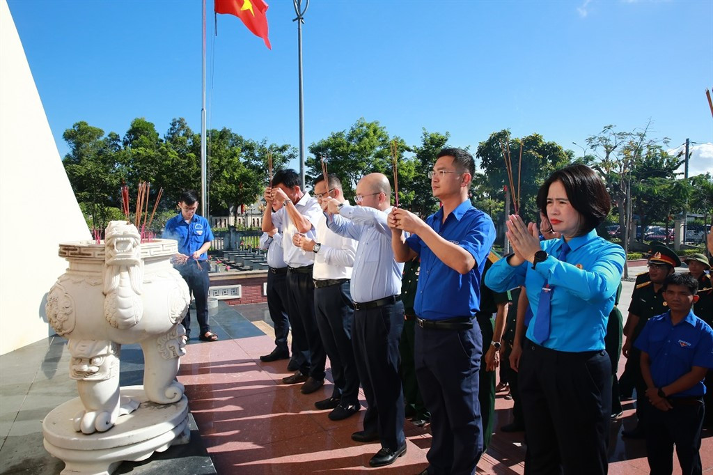 Các tổ chức chính trị BSR thắp hương tại Nghĩa trang Liệt sĩ Bình Sơn.