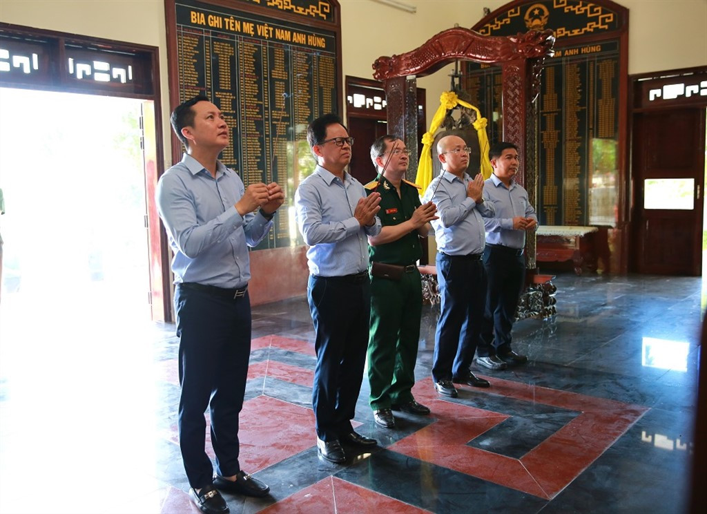 Công ty BSR thắp hương tại Nhà Ghi ơn Bà Mẹ Việt Nam Anh hùng.