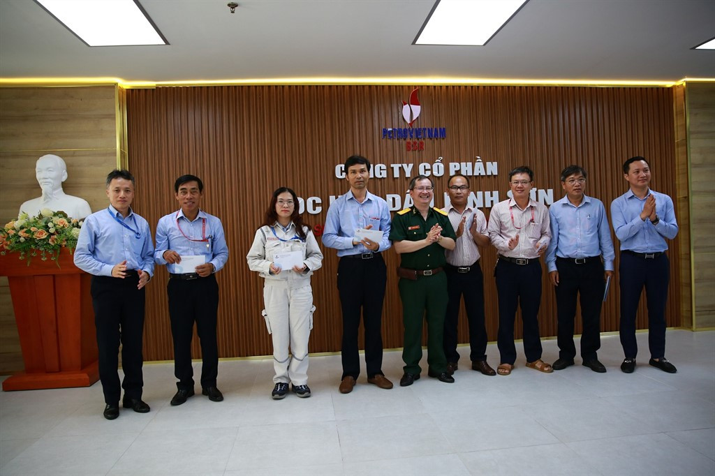 Lãnh đạo Công ty tặng quà tri ân cho CBCNV là con liệt sĩ đang làm việc tại NMLD Dung Quất.