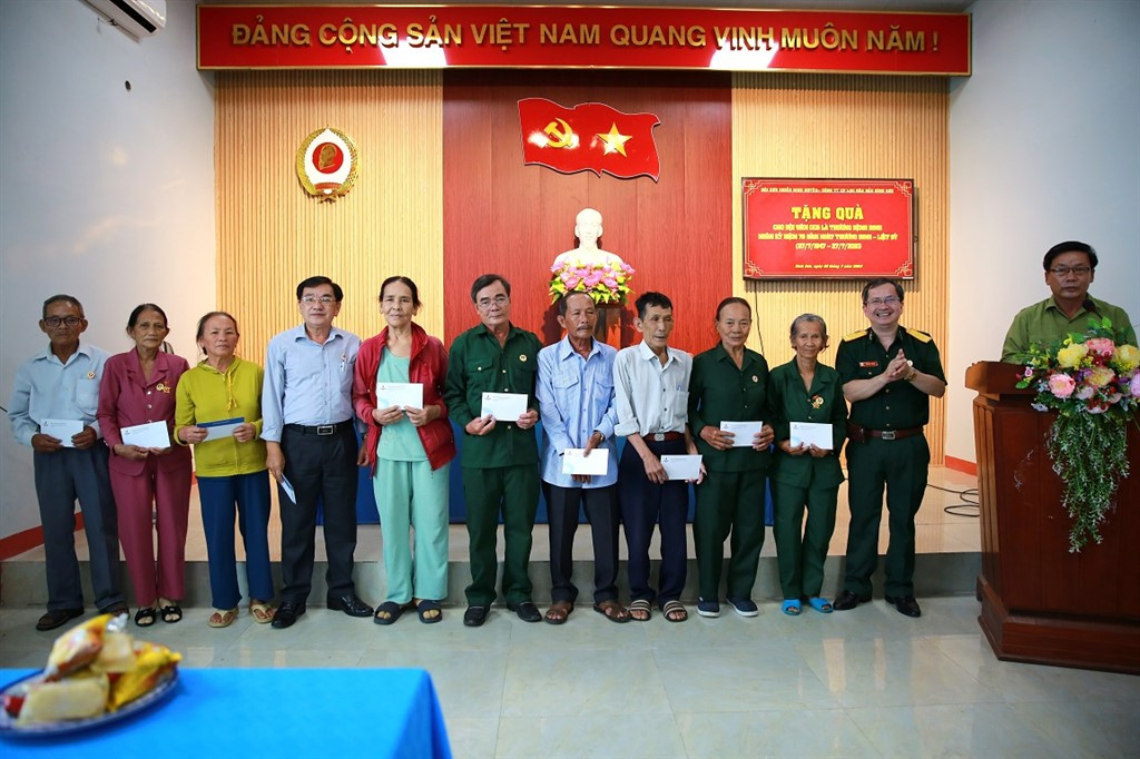 Đồng chí Khương Lê Thành - đại diện lãnh đạo Công ty trao quà cho các gia đình thương binh liệt sĩ, người có công với cách mạng, gia đình chính sách huyện Bình Sơn..
