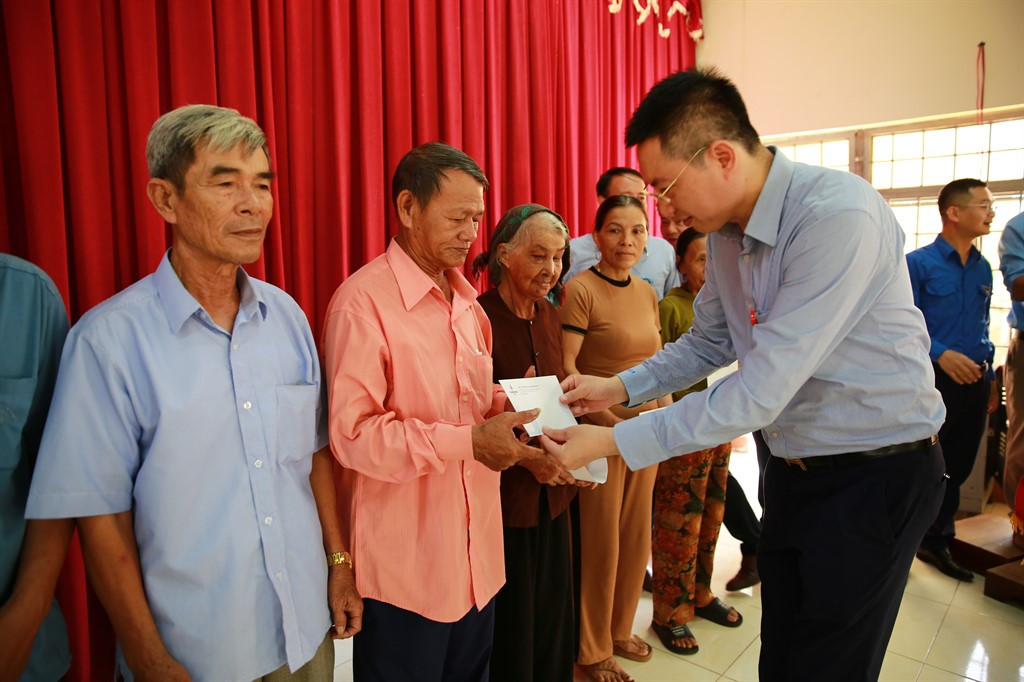 Phó Tổng Giám đốc BSR Mai Tuấn Đạt tặng quà các gia đình chính sách tại xã Bình Trị.