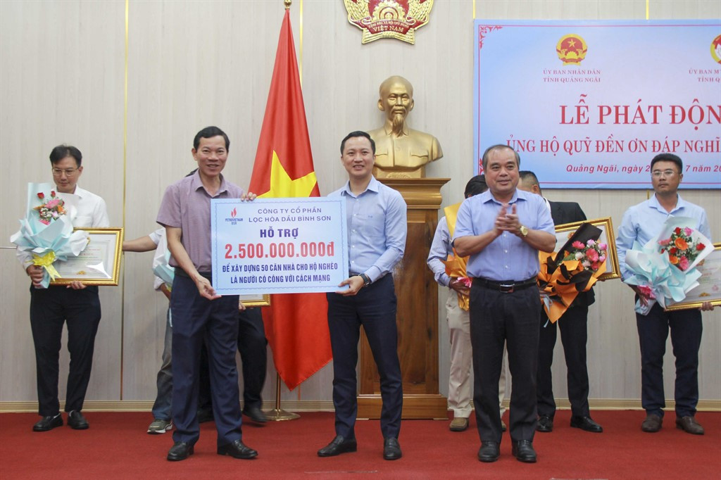 Ông Phạm Minh Nghĩa - Phó Tổng Giám đốc BSR trao biển đóng góp 2,5 tỷ đồng cho Quỹ Đền ơn đáp nghĩa năm 2023 của tỉnh Quảng Ngãi.