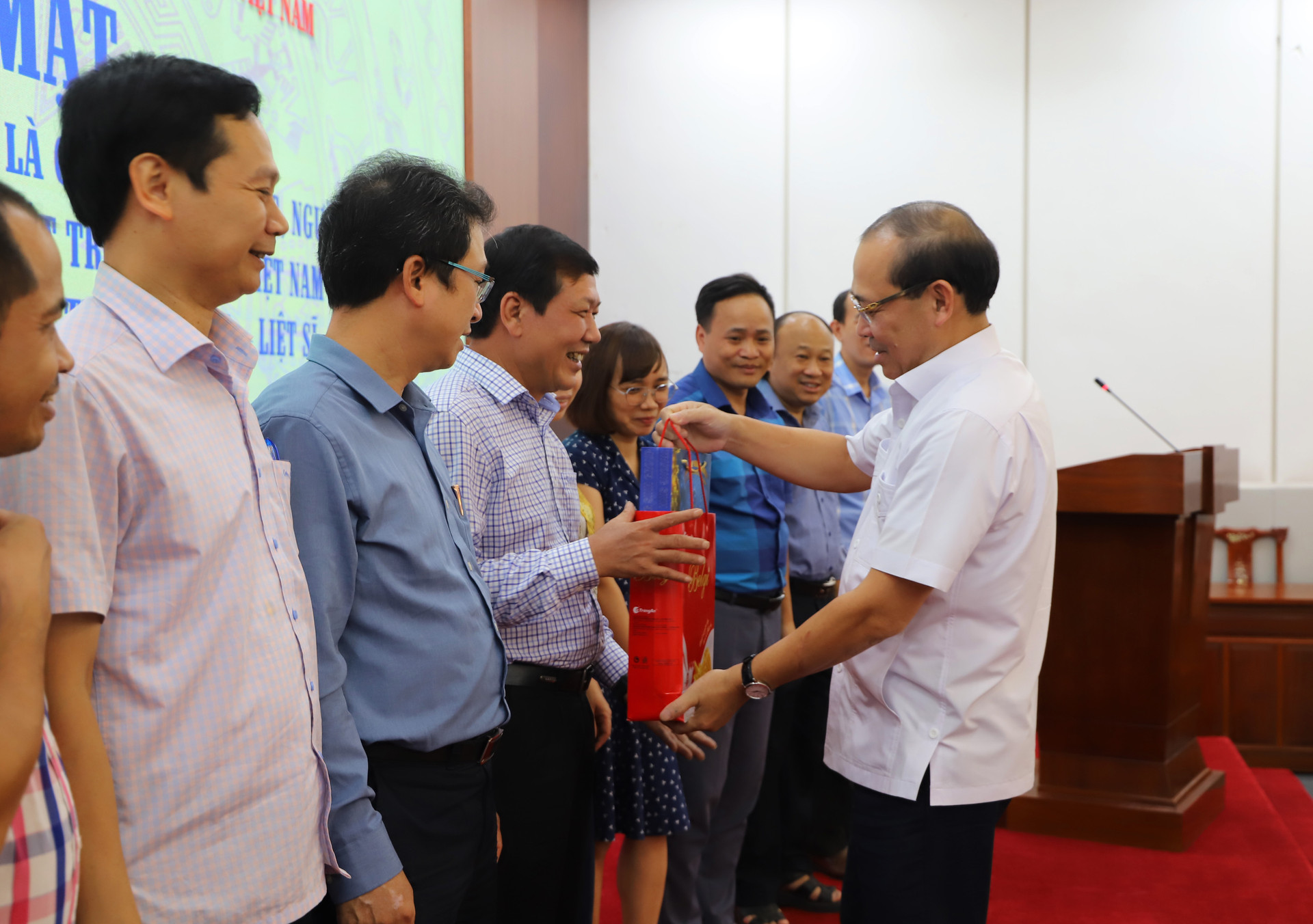 Ông Hoàng Công Thủy, Phó Chủ tịch Ủy ban Trung ương MTTQ Việt Nam trao quà cho thân nhân người có công của cơ quan.
