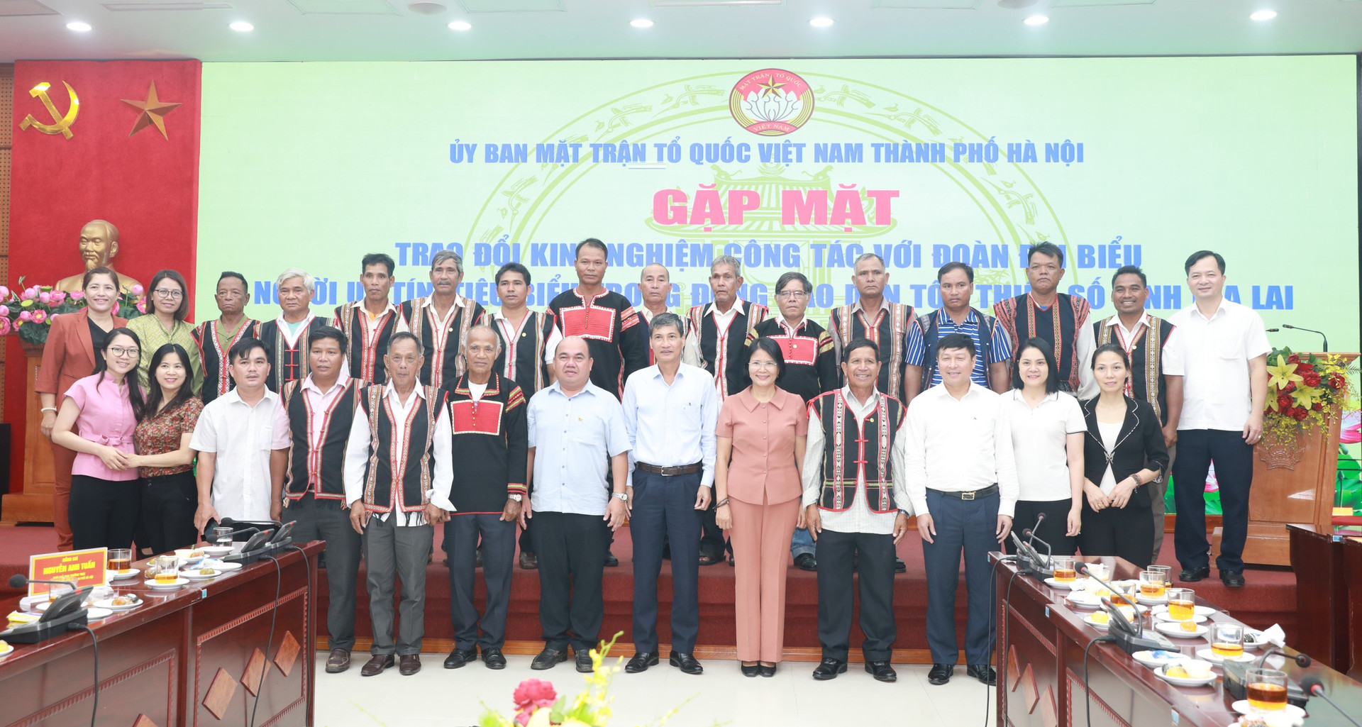 Đoàn đại biểu người uy tín tỉnh Gia Lại chụp ảnh lưu niệm với Ủy ban MTTQ Việt Nam thành phố Hà Nội. 