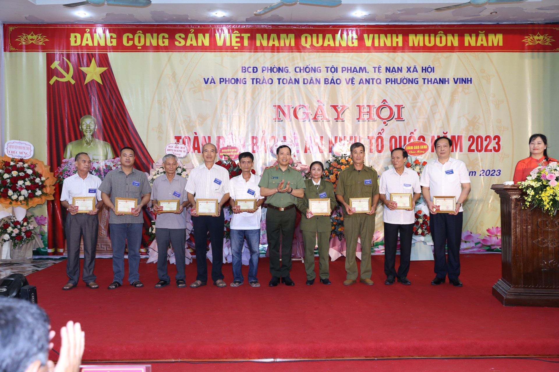 Thứ trưởng Lê Văn Tuyến trao Kỷ niệm chương Bảo vệ ANTQ cho 9 cá nhân