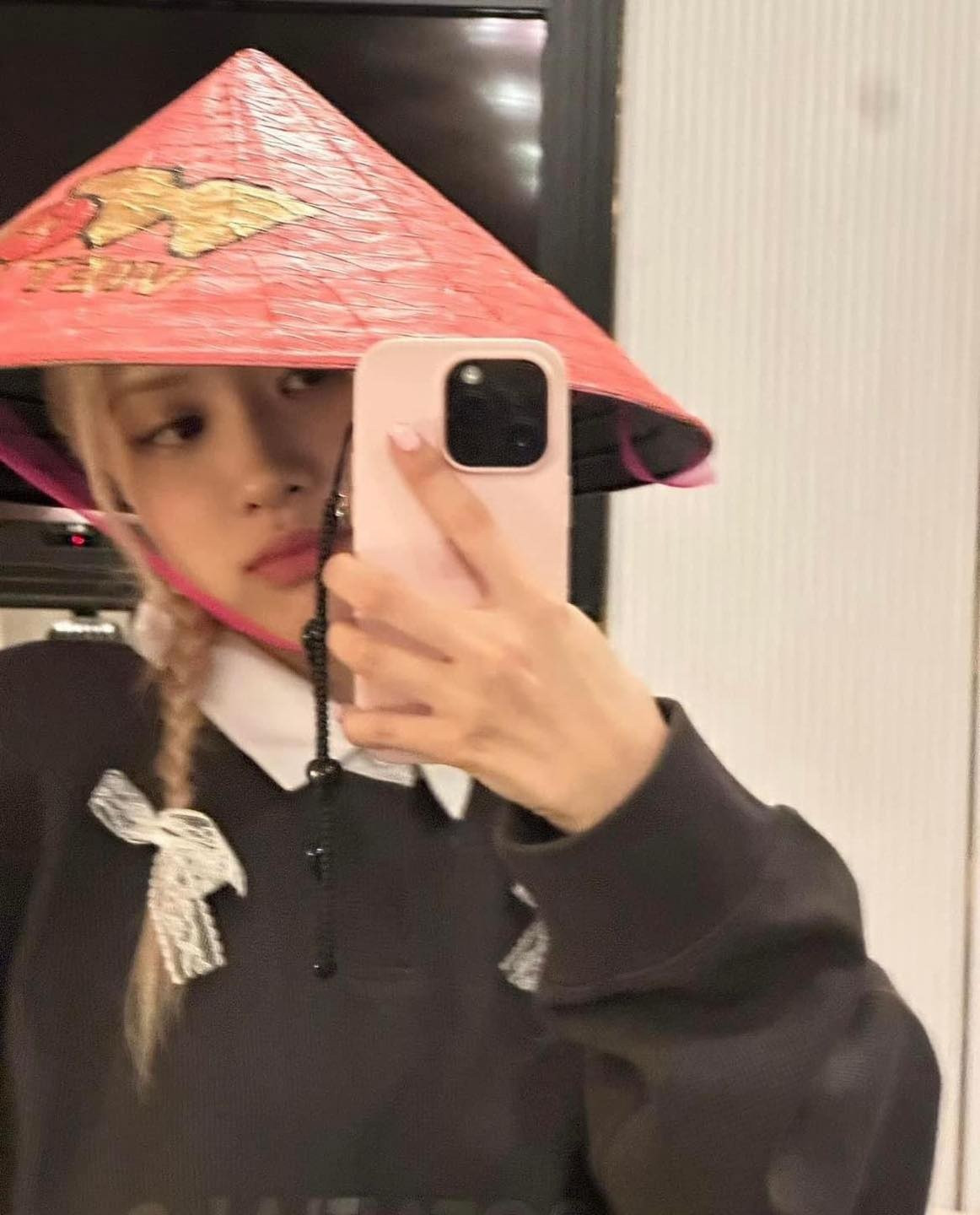 Rosé đăng ảnh cô đội nón lá tạo dáng trong phòng khách sạn ở Hà Nội trên tài khoản cá nhân có hơn 72 triệu khán giả theo dõi (Ảnh: Instagram).
