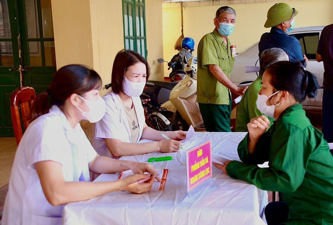 Nhân viên Trạm Y tế xã Trường Giang tư vấn người dân cách phòng, chống bệnh lao tại cộng đồng.