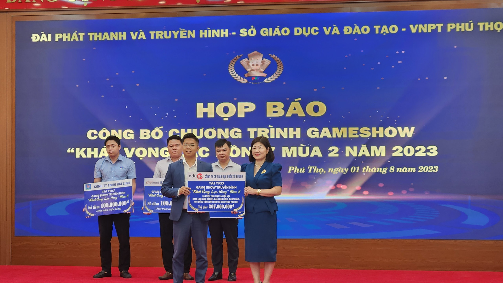Nhà báo Nguyễn Thị Tuyết Trinh, giám đốc Đài Phát thanh và Truyền hình Phú Thọ tiếp nhận tài trợ.