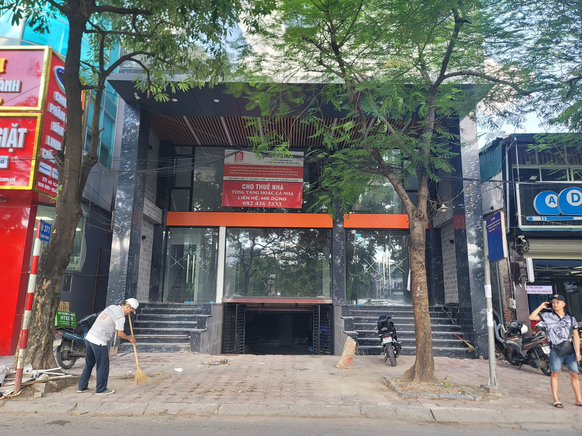 Toà nhà có vị trí đẹp tại phố Vũ Tông Phan đang được cải tạo, sửa sang lại hy vọng thu hút khách đến thuê.