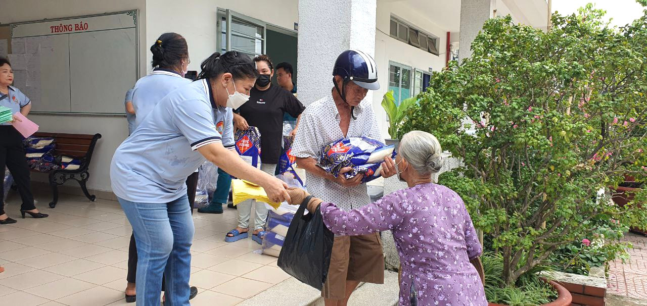 Hoạt động trao tặng gạo cho các hộ gia đình nghèo nhân dịp khai trương WinMart+ Rural tại huyện Hóc Môn.