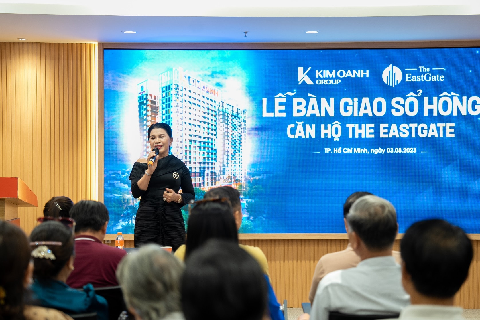 Bà Đặng Thị Kim Oanh – Chủ tịch HĐQT, Tổng Giám đốc Kim Oanh Group chia sẻ về tâm huyết và những nỗ lực của Tập đoàn để bàn giao sổ đúng hạn cho cư dân.