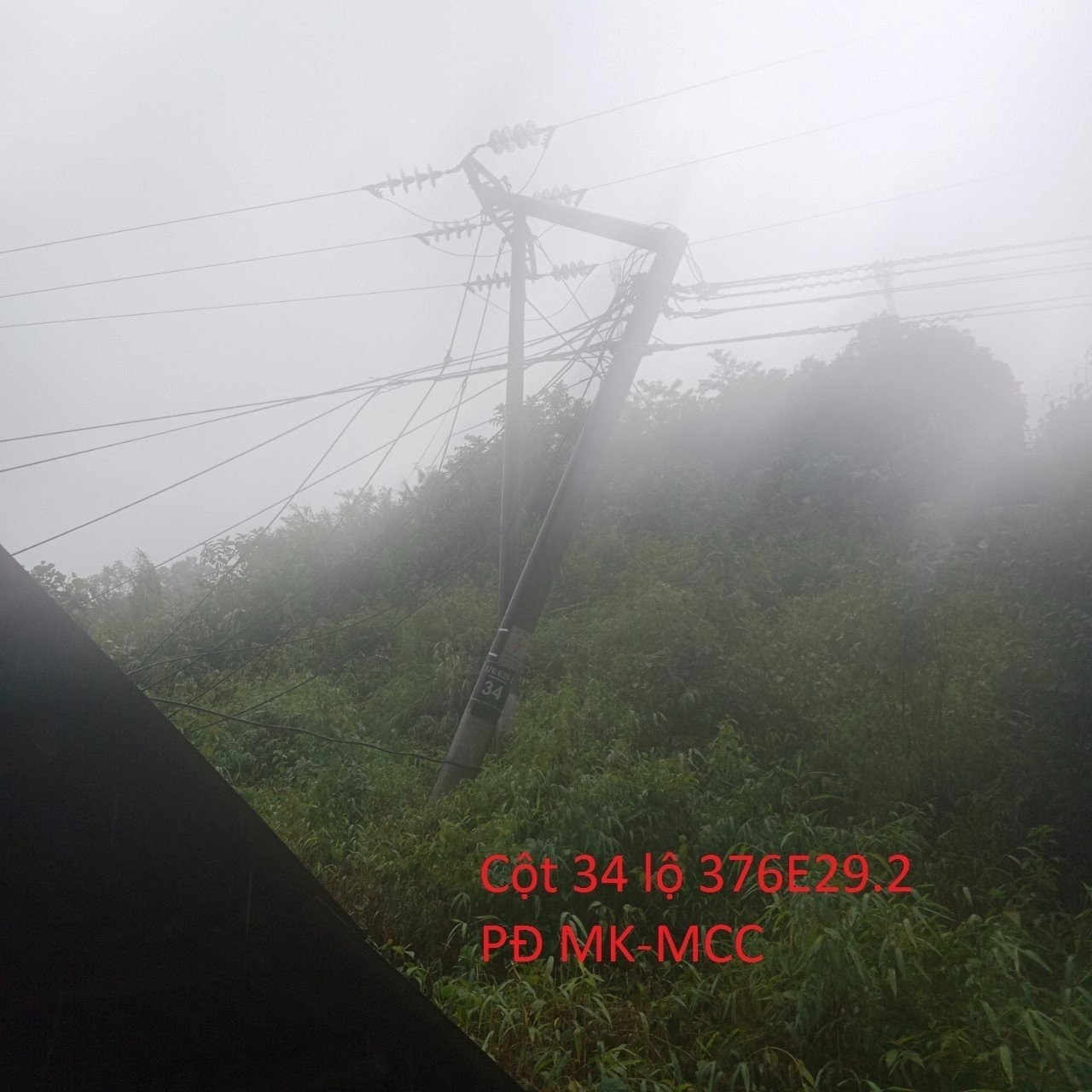 Nhiều khu vực hệ thống Lưới điện trung, hạ áp tại Yên Bái cũng bị  sự cố do các đợt mưa giông kéo dài.